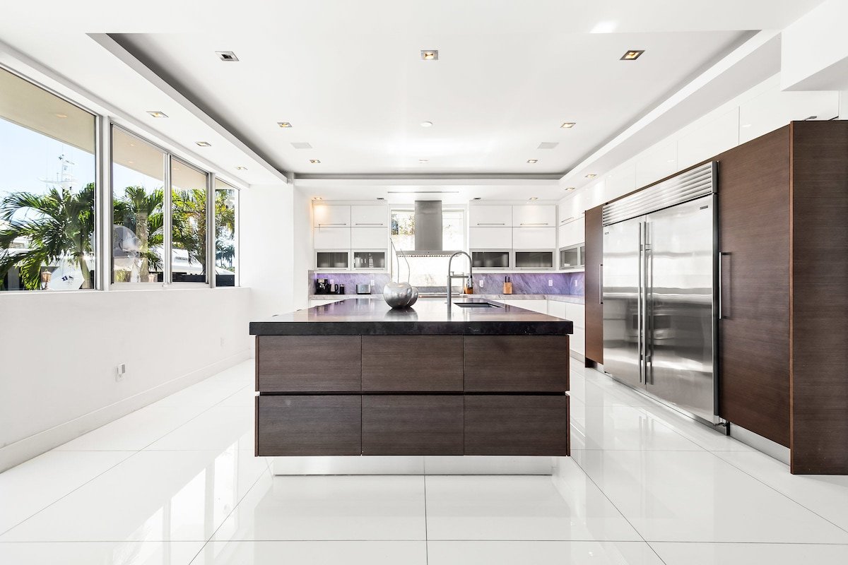 Stunning Modern Waterfront Estate w/ Private Dock gallery image 5