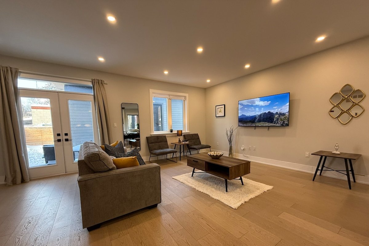 Modern 3 Bedroom 3 Bathroom House Downtown+Parking gallery image 5