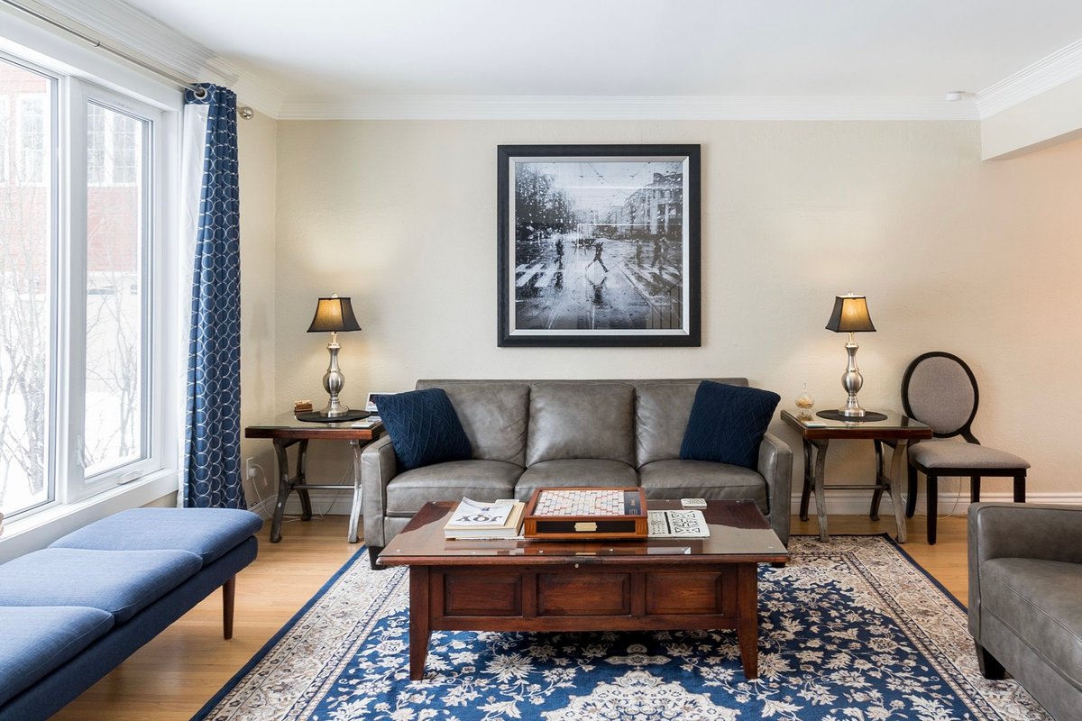 Academy/Wellington, 5 beds, 4 Big TV’s, park