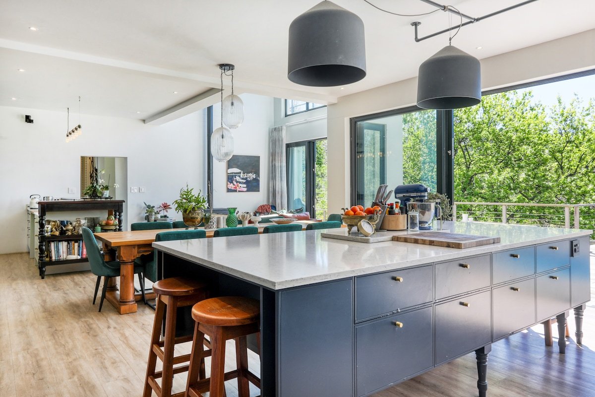 Spacious 6-Bedroom Constantia Villa gallery image 3