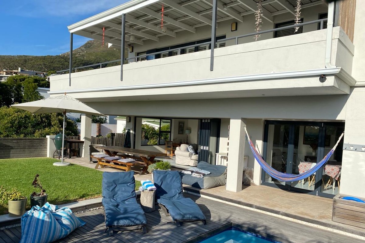 Llandudno Beach Walk. 2 min to beach.