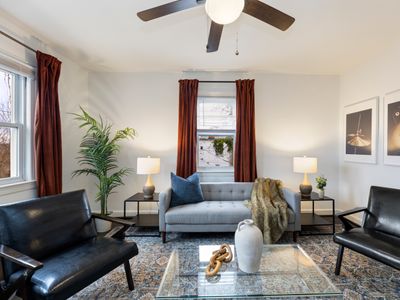 Music-Themed 2 Bedroom w/ a 70inch TV in DC