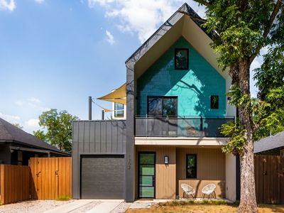 Austin Abode | Heated Pool | Sleeps 12 | Rainey St