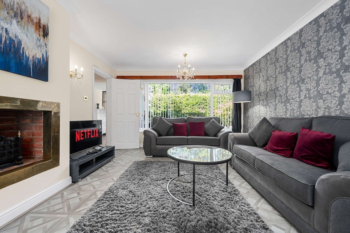 Lovely Greater MCR Family Home by City SuperHost gallery image 3