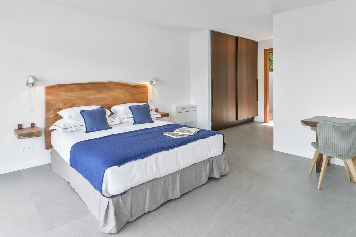 Pelican gallery image 2