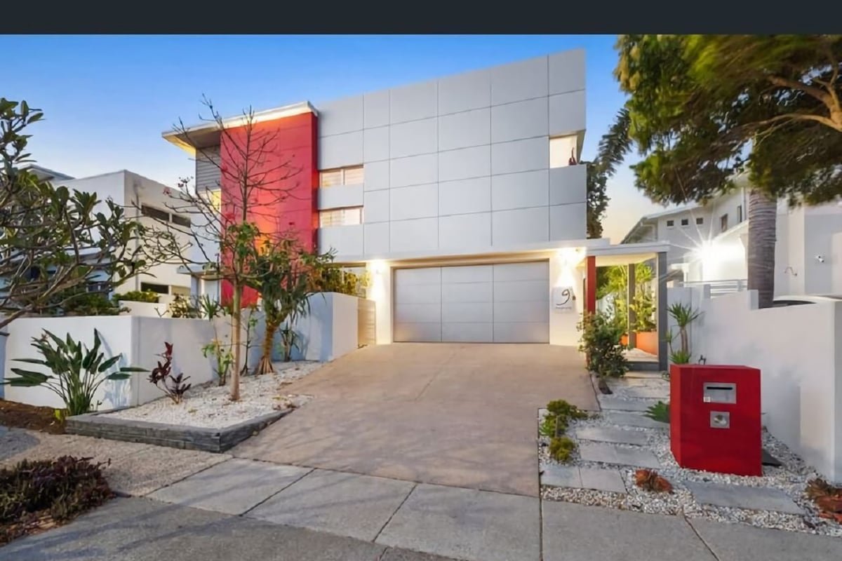 The Station- Sleeps 13 gallery image 3