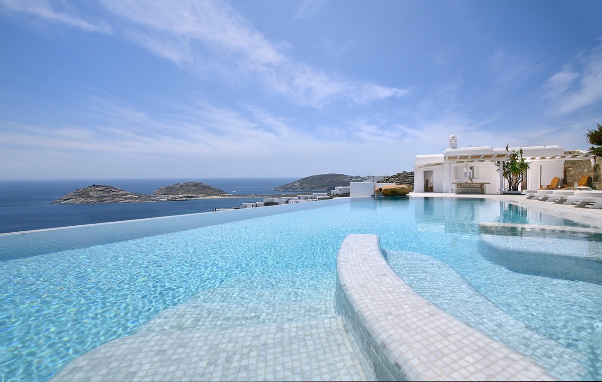 Lia Villas Mykonos PRIVATE & HEATED INFINITY POOL gallery image 3