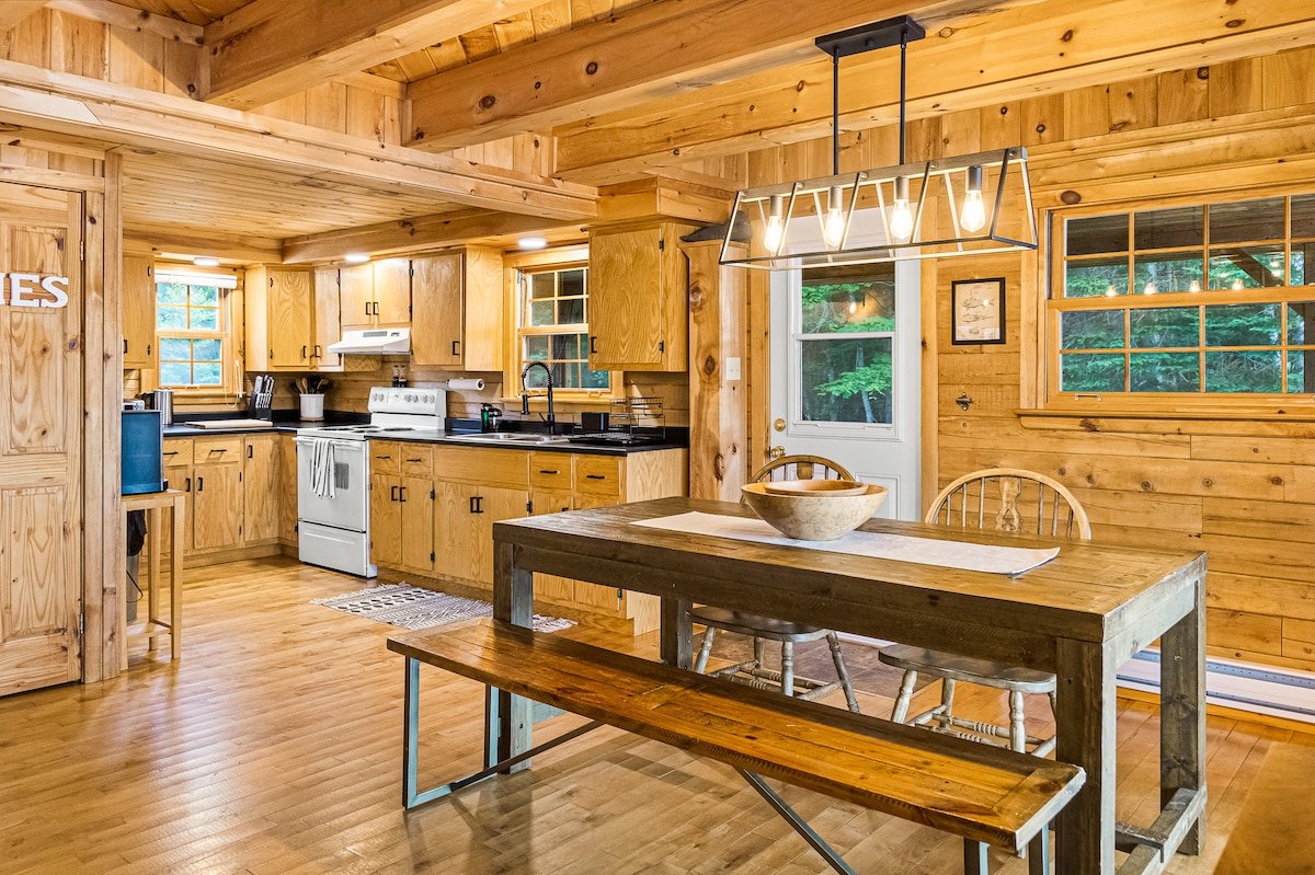 Knotty Pines – Enclosed Deck with Waterfront Views gallery image 5