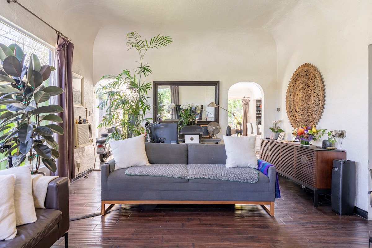 Chic Yoga Villa & Saltwater Pool Sunset Junction Silverlake. gallery image 3