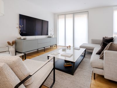 Bright retreat w/ gym near Green Park