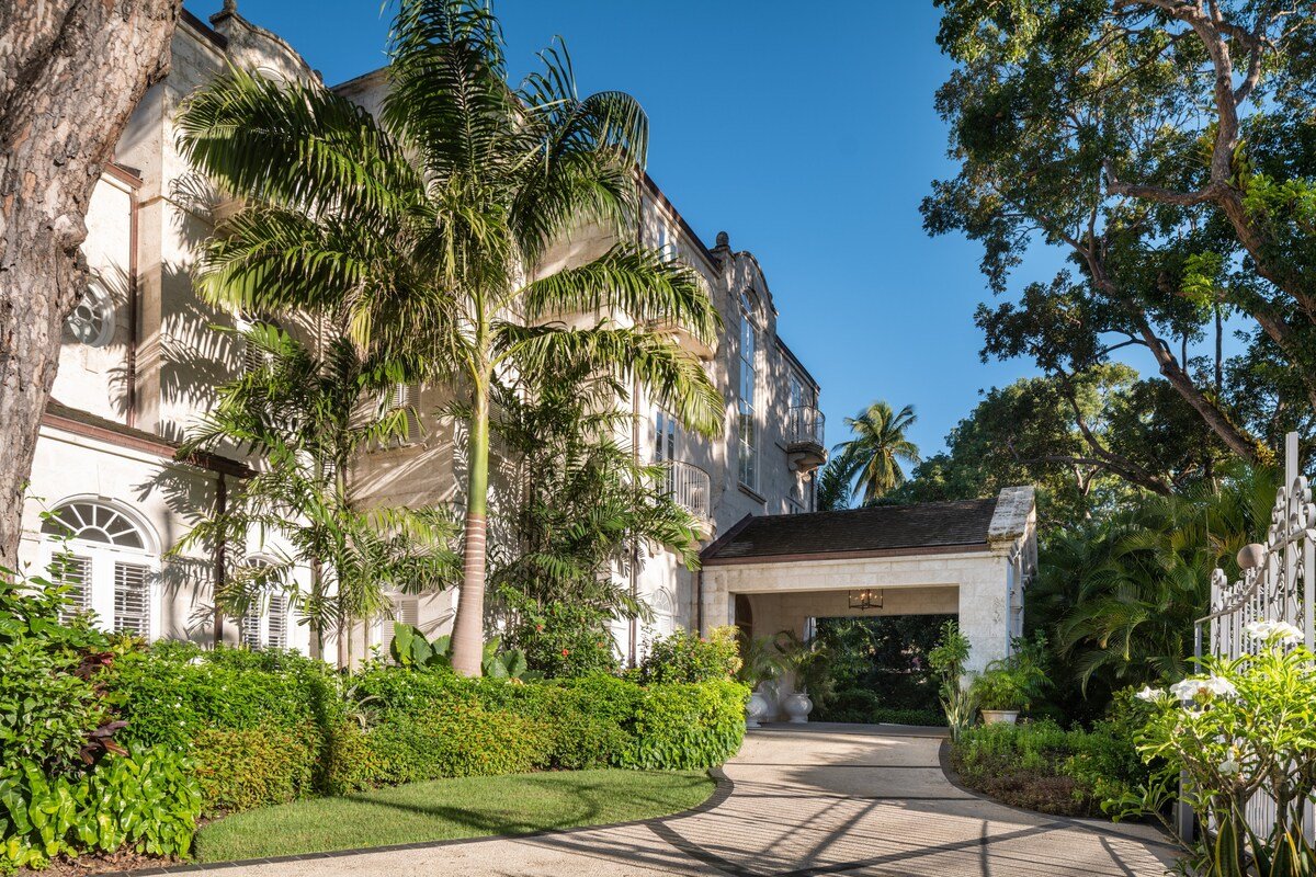 Exclusive 9-Bed Beachfront Luxury Retreat gallery image 4