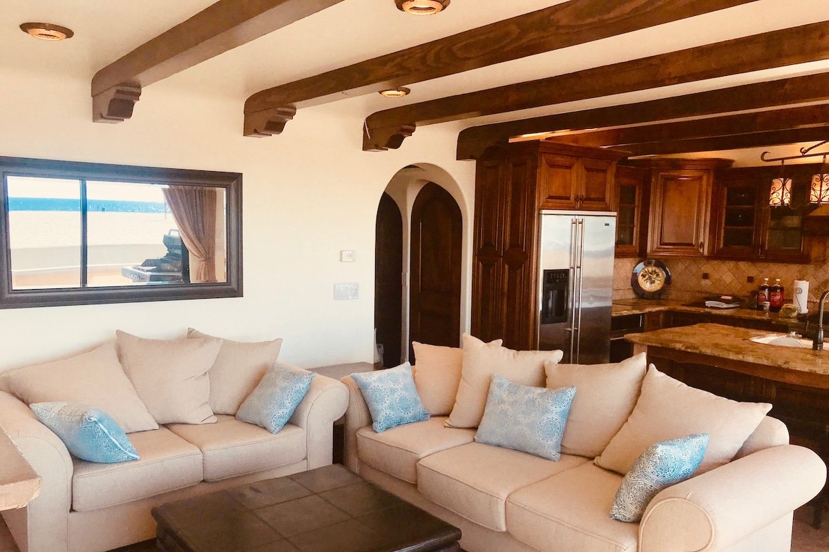 Oceanfront Beach Villa- Enjoy The Beach Life! gallery image 5