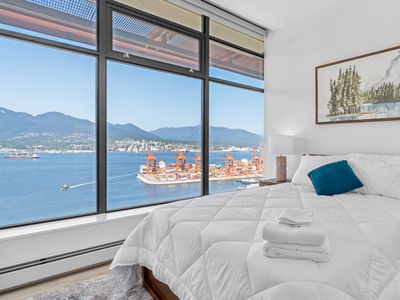 Penthouse w/ AC, Ocean Views & Free Parking