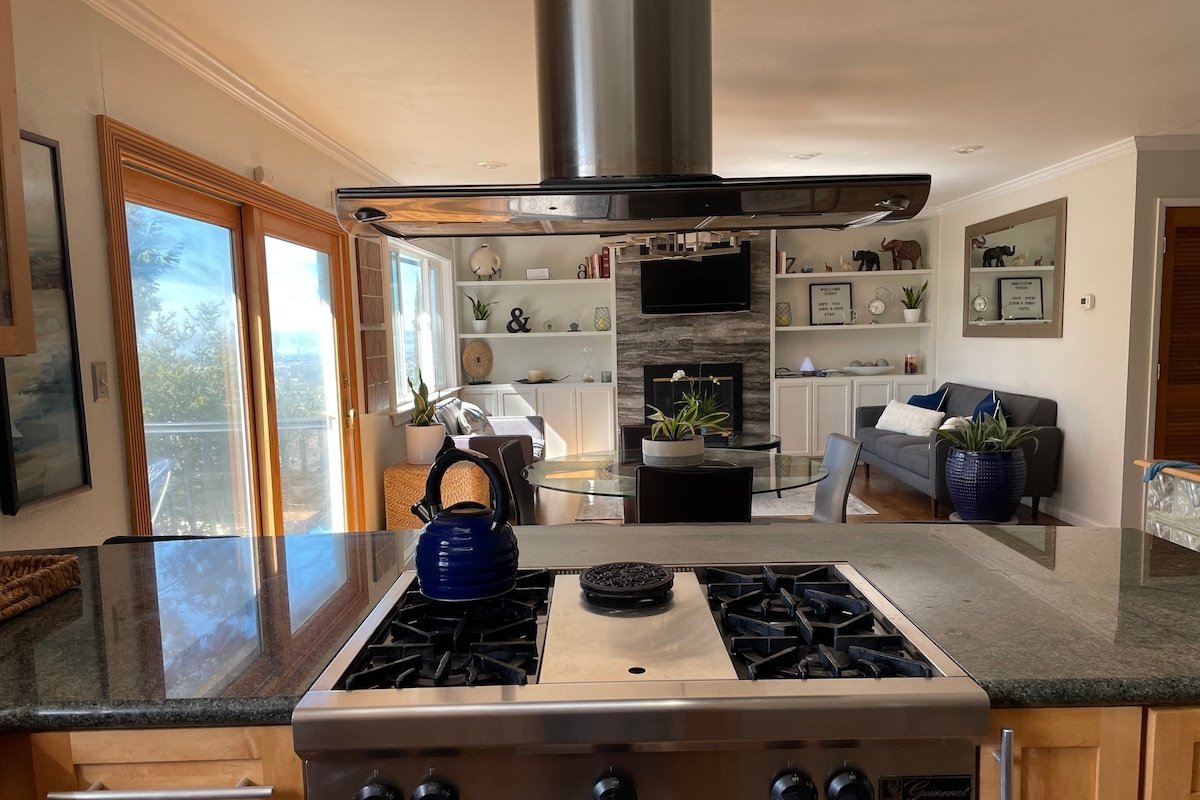 Spacious Oakland Hills home with peaceful views gallery image 4