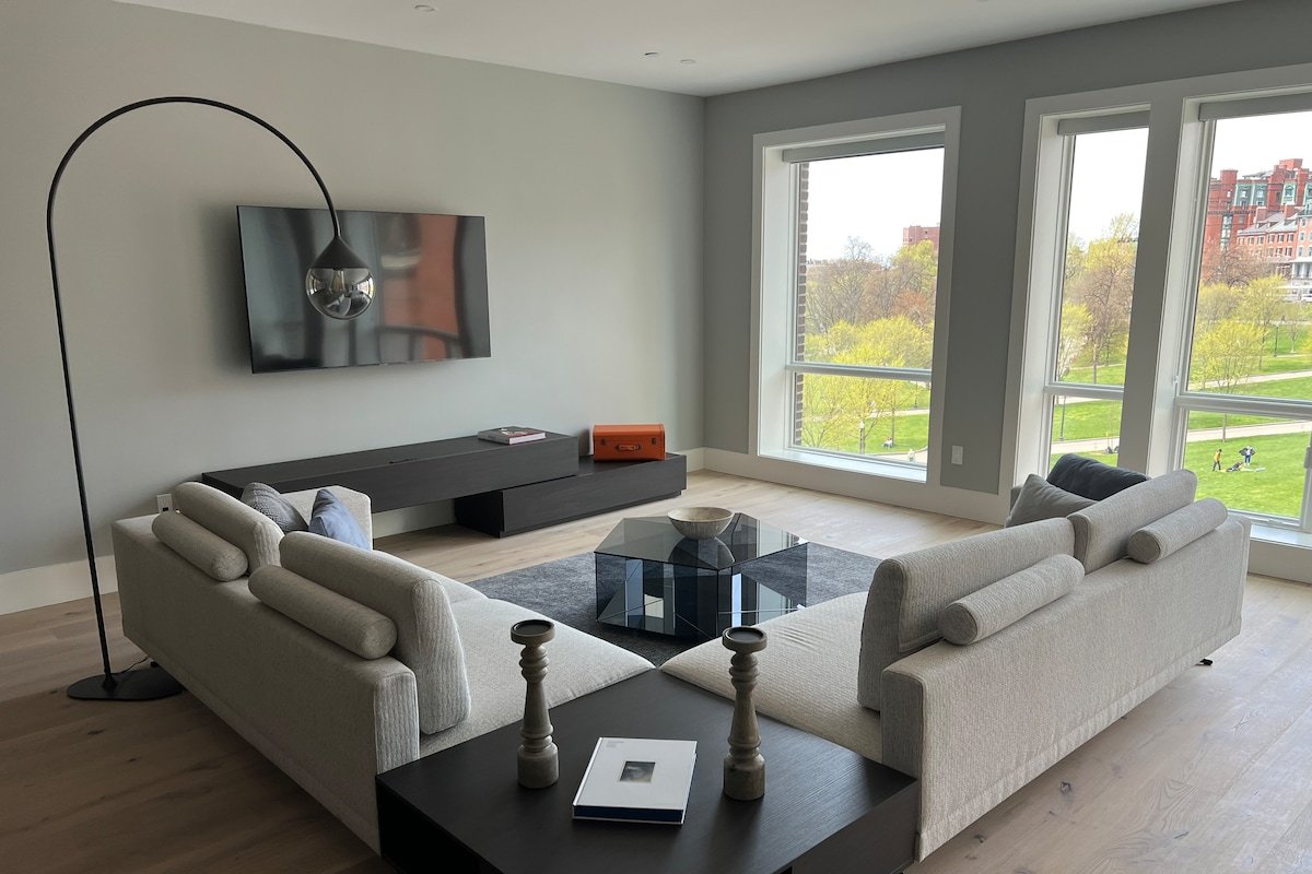 Huge great room for entertaining. 3 bed 3 bath lux gallery image 2