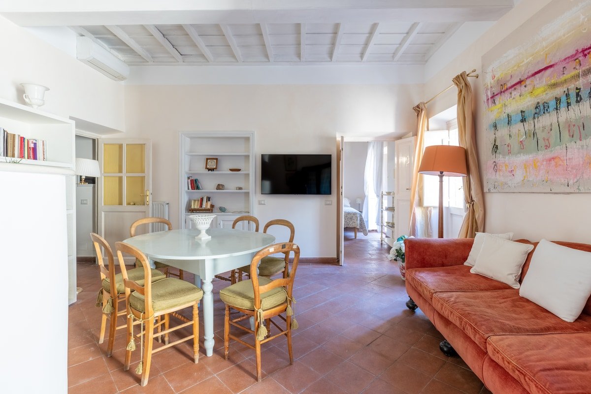 Colosseo bright apt. with balcony at Monti gallery image 3