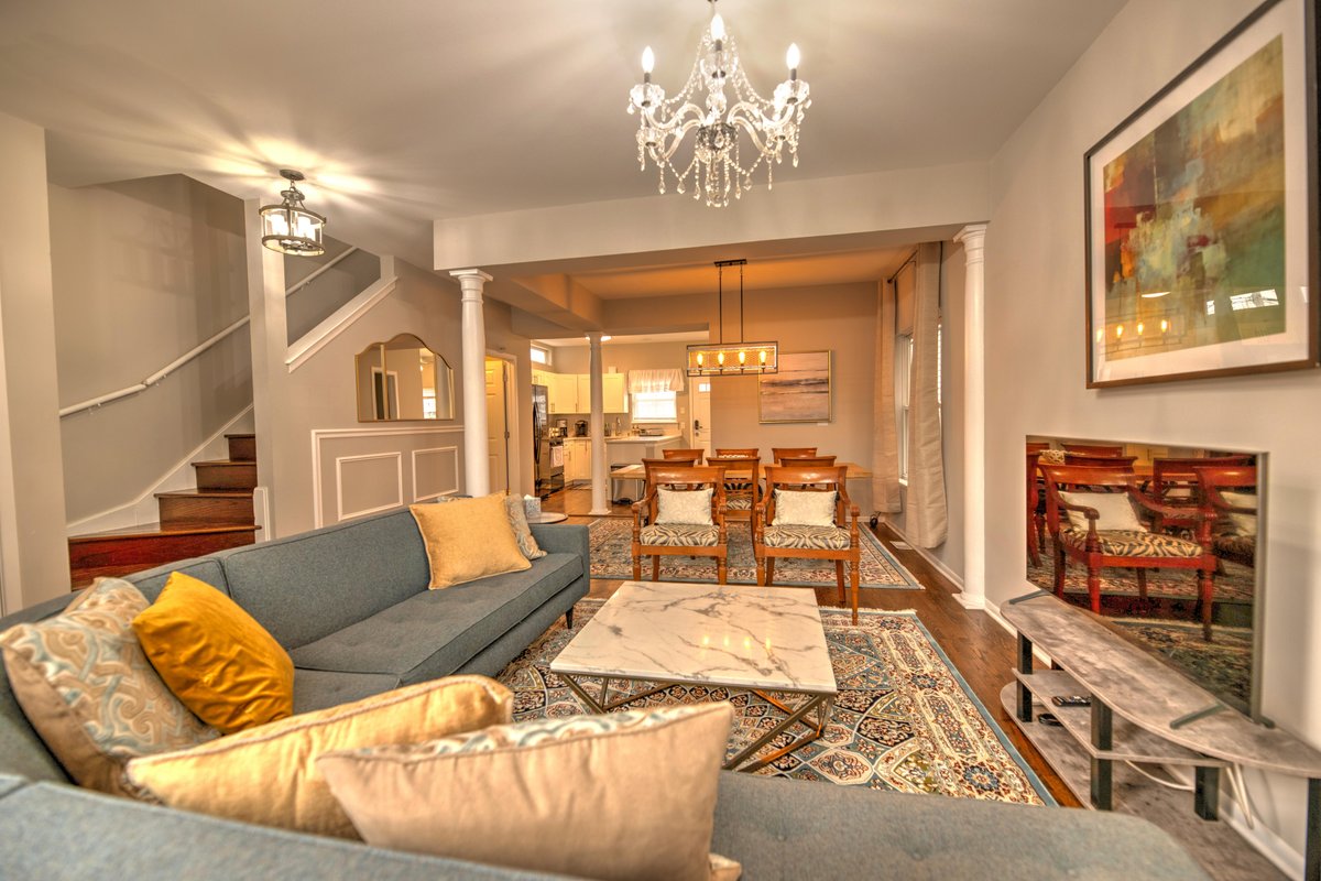 Serene Urban House next to Transit w Garage