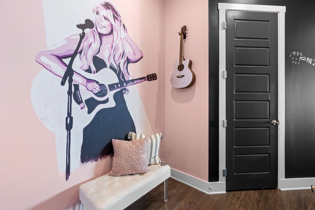 Country’s COOL Again| Corner Unit! Broadway! POOL! gallery image 5