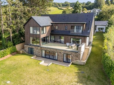 Gable View – Luxury Riverside Retreat with Panoram