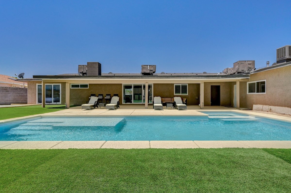 Private Paradise w/ Heated Spa – Mins to Strip gallery image 3