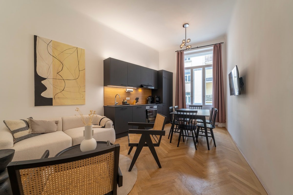 josef’s home | Deluxe Apartment in Ideal Location gallery image 2