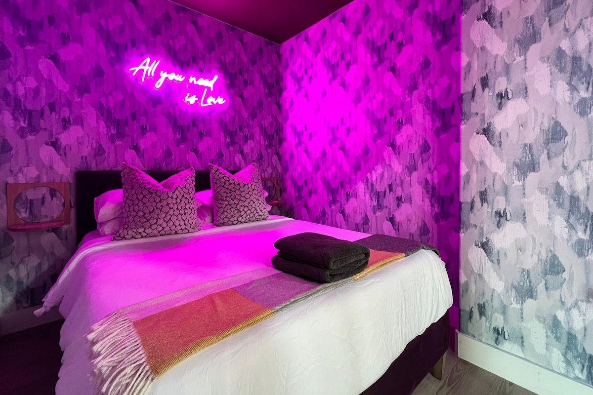 Austin Oasis Massive Pool, Spa, Goats and Chickens gallery image 4