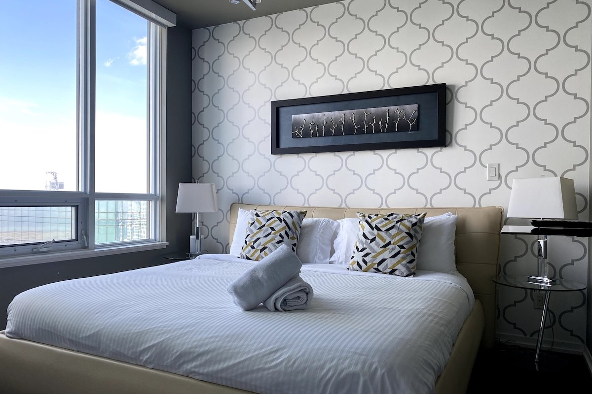 Stunning 2BR Penthouse • Awe-Inspiring Views gallery image 3