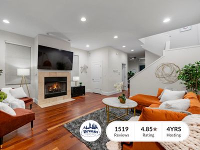 Wicker Park 4BD Home with Theater Room & Rooftops