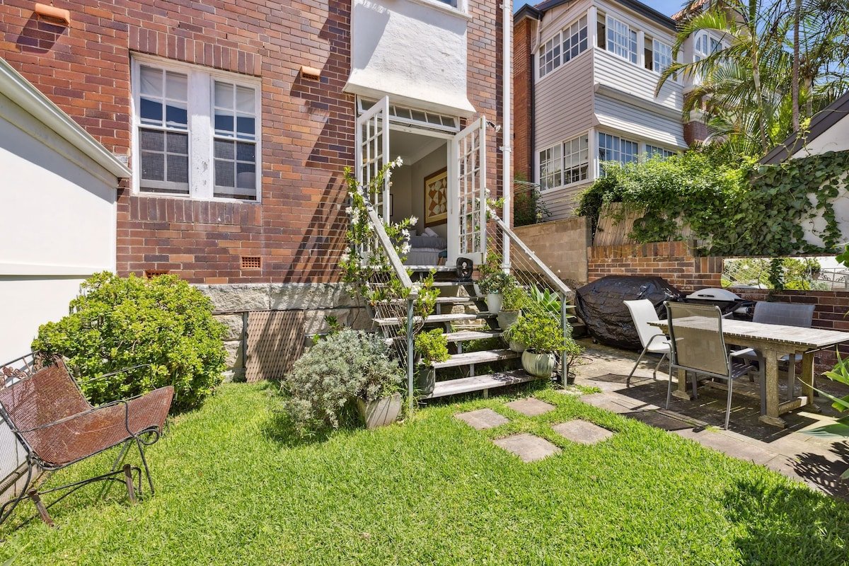 Stylish, Boutique, Large 2-3 bed & Minutes 2 Beach gallery image 5