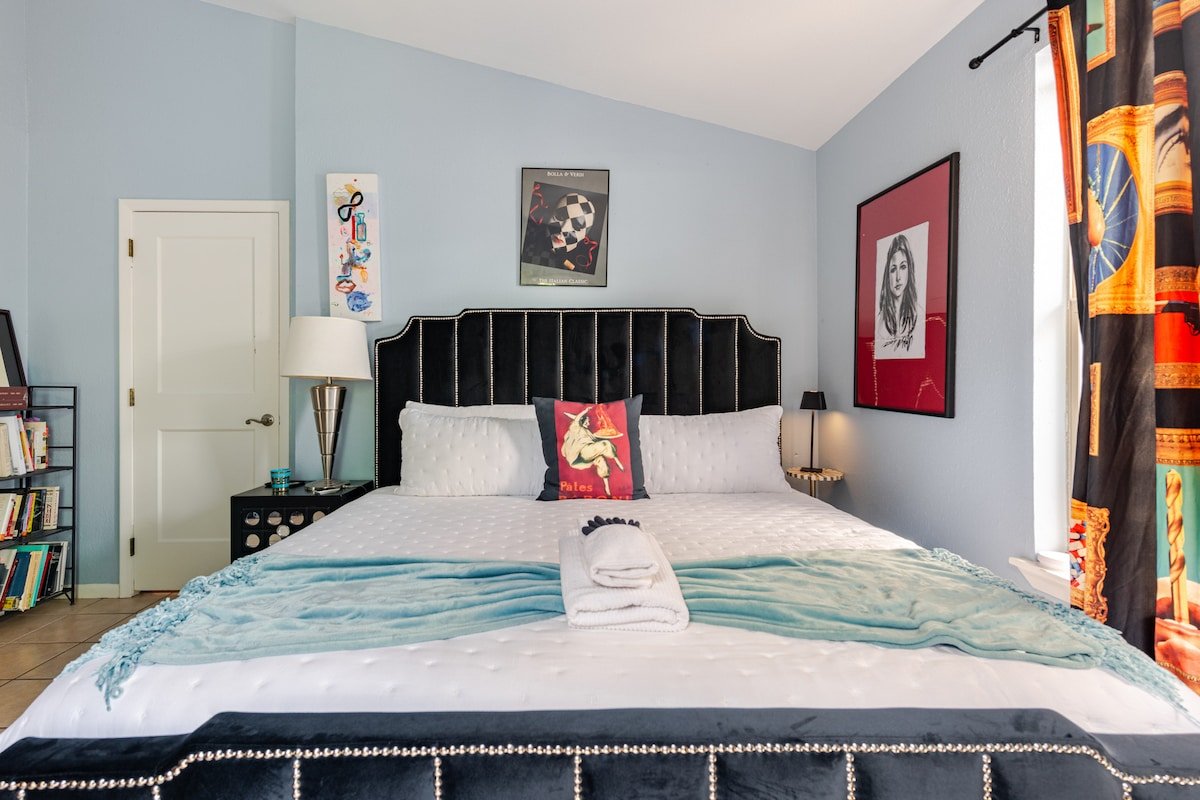 Walk to SouthXSouthwest! Holidays in the Sun! Bats gallery image 5