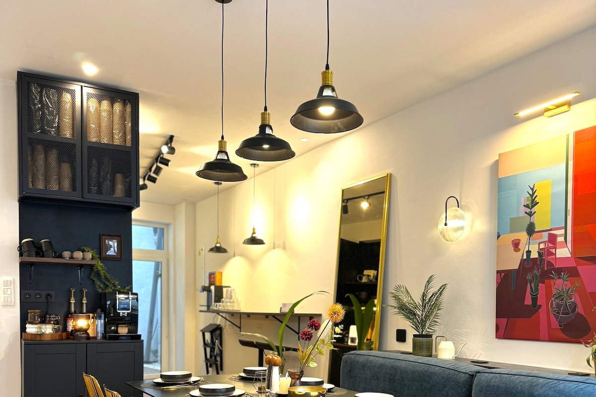 3 min walk-MEIR. Cozy 3/4BR house. gallery image 5