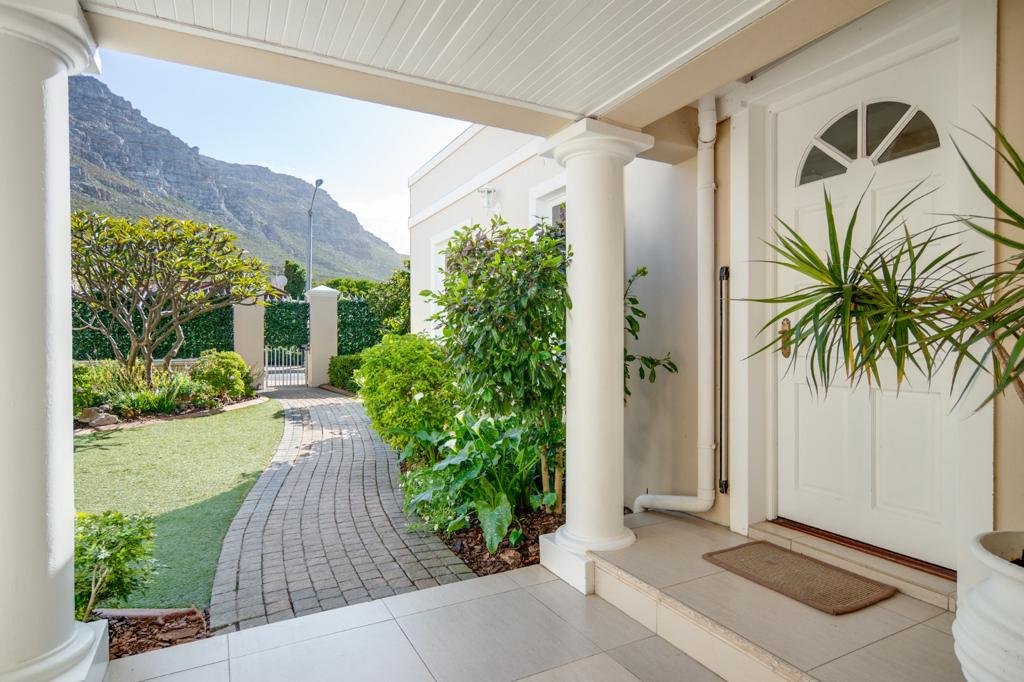 Lovely Home with Pool & Jacuzzi, 3 km from Beach! gallery image 4