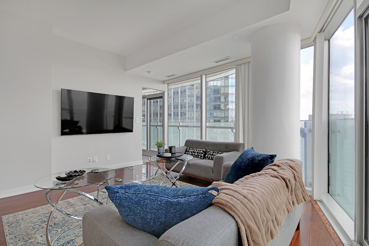3 Bedroom CN Tower Waterfront Oasis gallery image 2