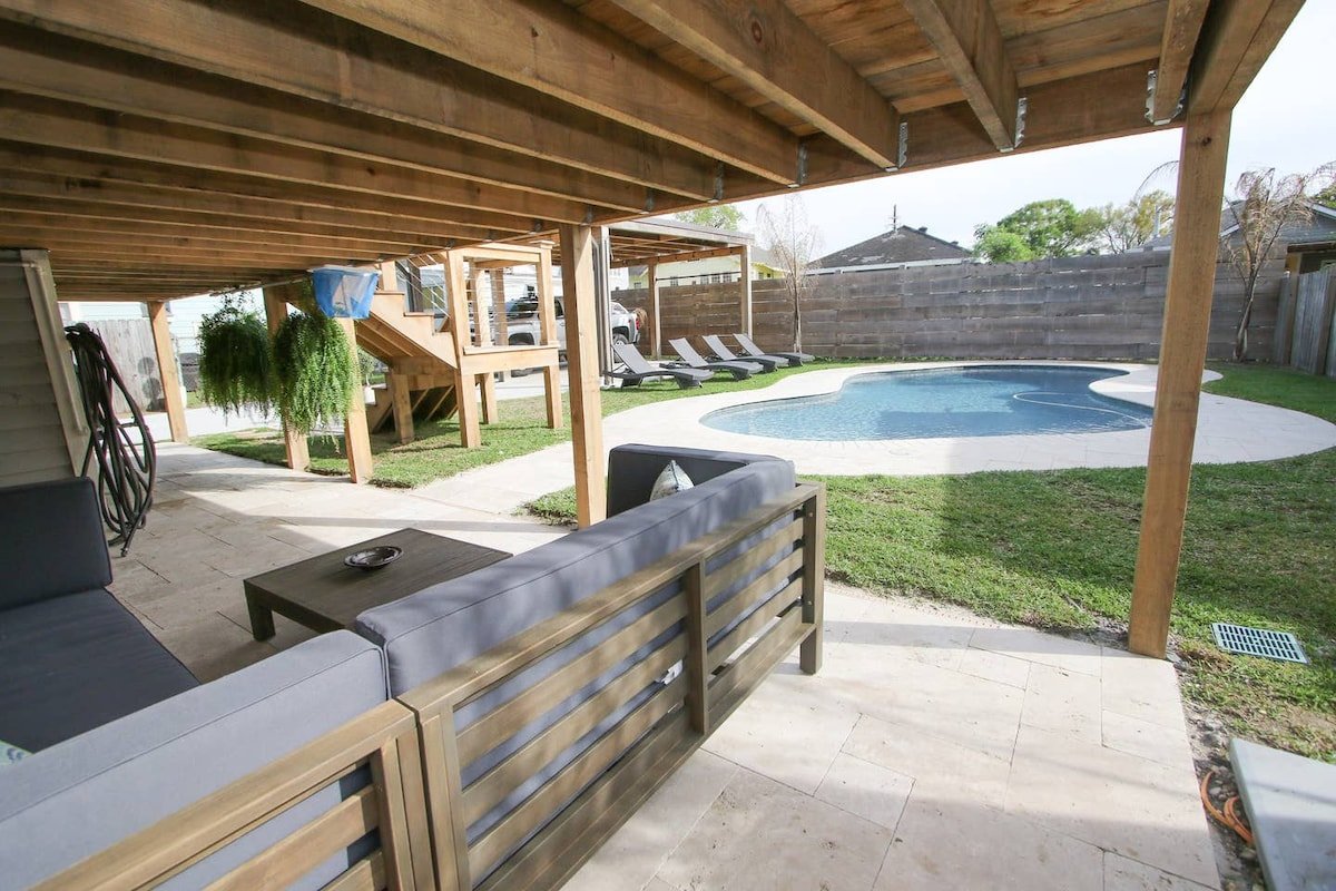 Gorgeous uptown 3 bedroom home w/pool and parking! gallery image 5