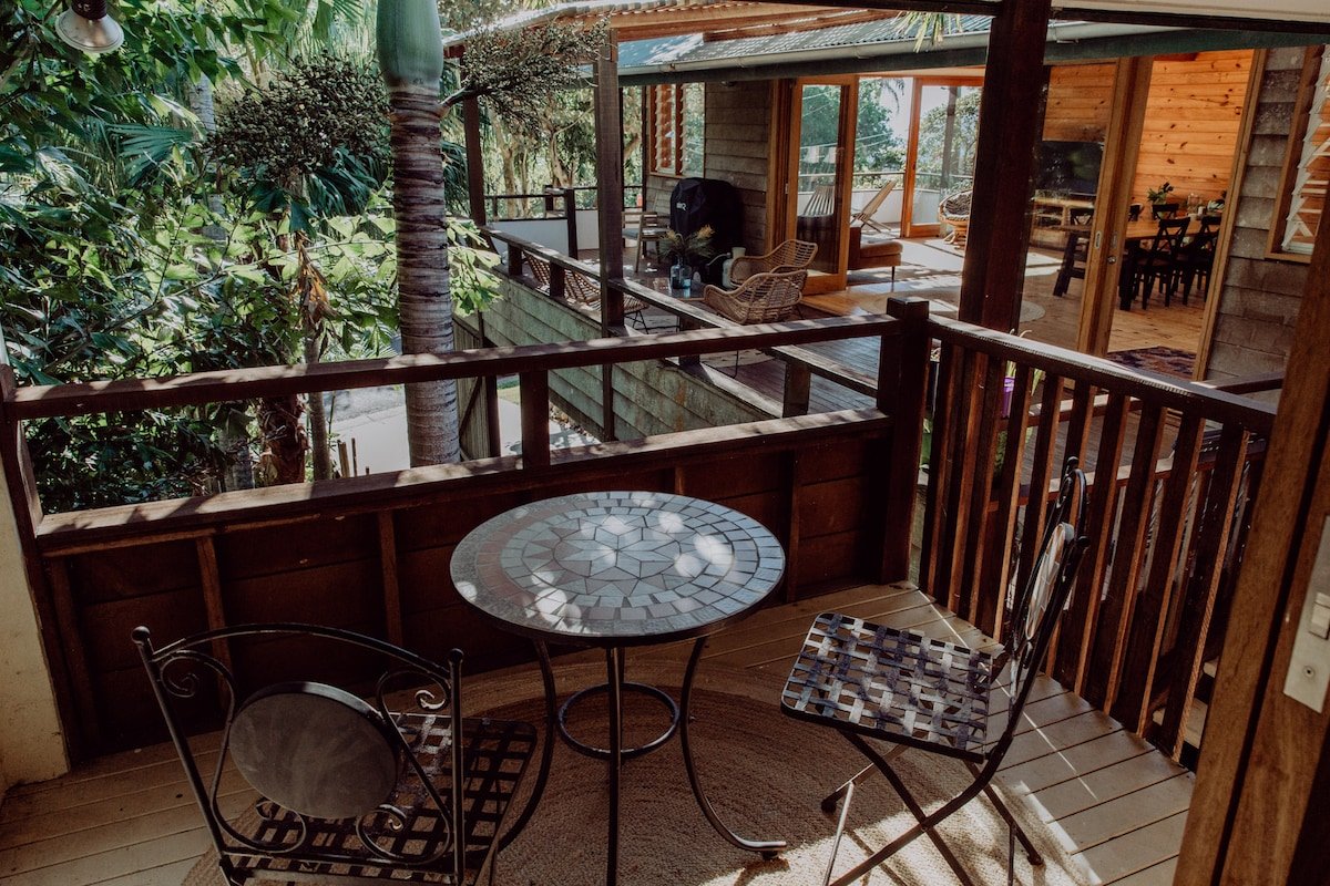 Old 55 Beach House – walk to Wategos beach gallery image 5