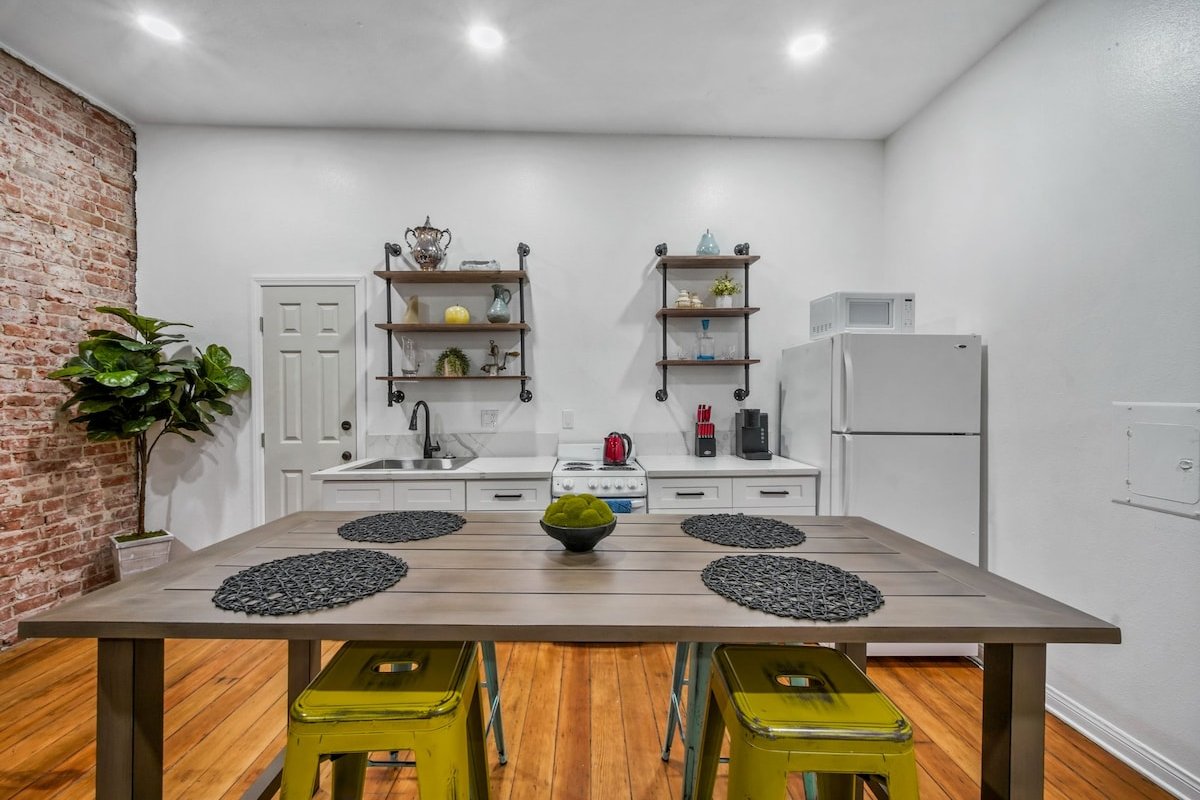 Gaslamp Huge Layout 4BR/2BA Attached Units gallery image 5