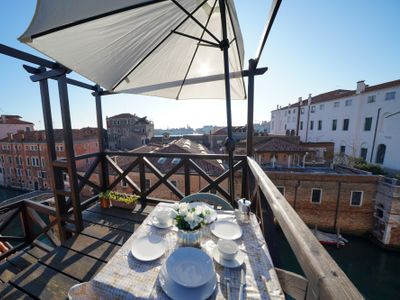 Grande appartamento con tre terrazze.