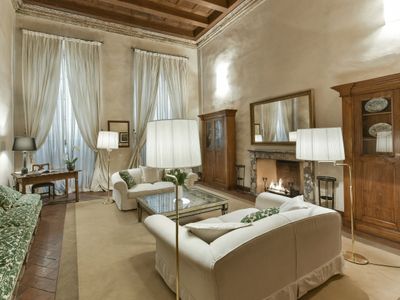 Raffaello apartment with fireplace in Oltrarno