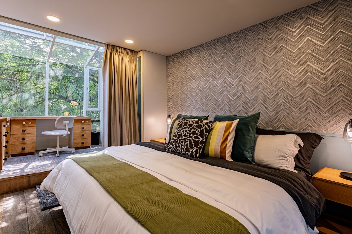 Stunning Roma House with Beautiful Patio A/C 16PAX gallery image 5