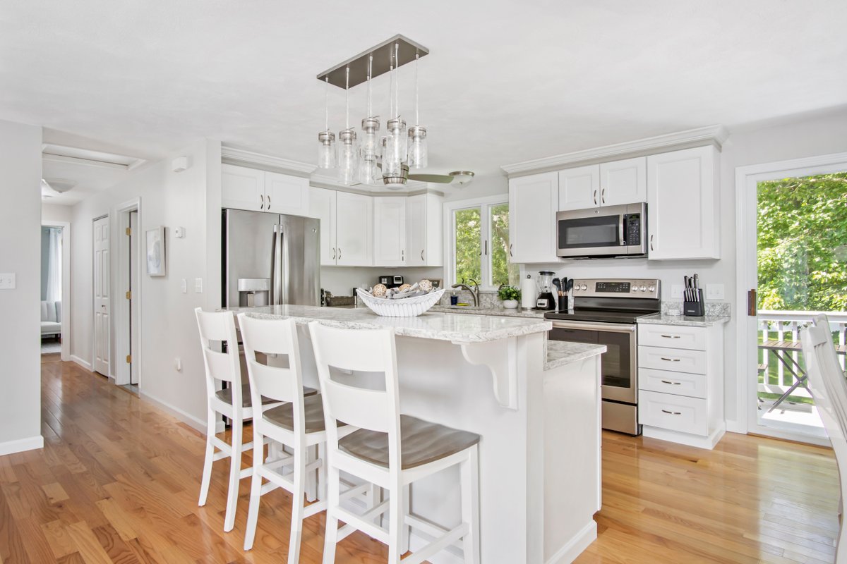 Walk to Narragansett Beach (1 mile), A/C