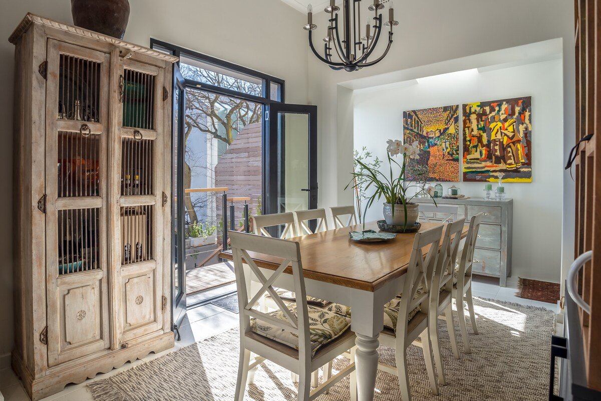 Family home sleeps 8 in central Green Point gallery image 2