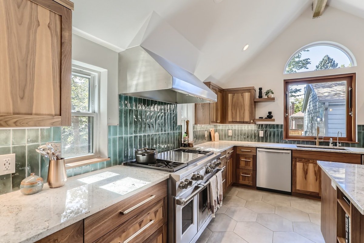 Charming Tudor Home- Hot Tub-Family Friendly gallery image 5