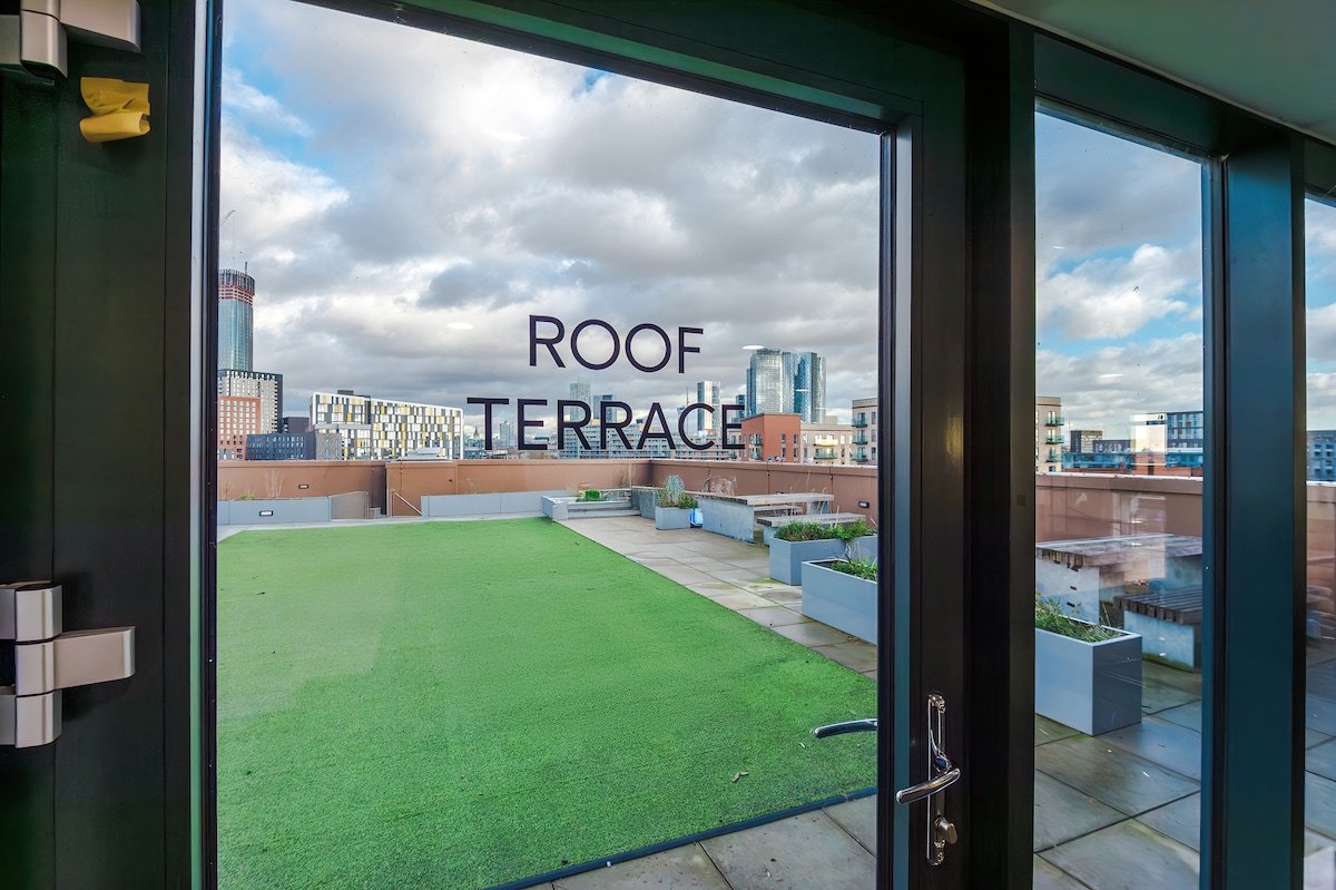 Central Escape | Waterside Retreat + Roof Terrace gallery image 3
