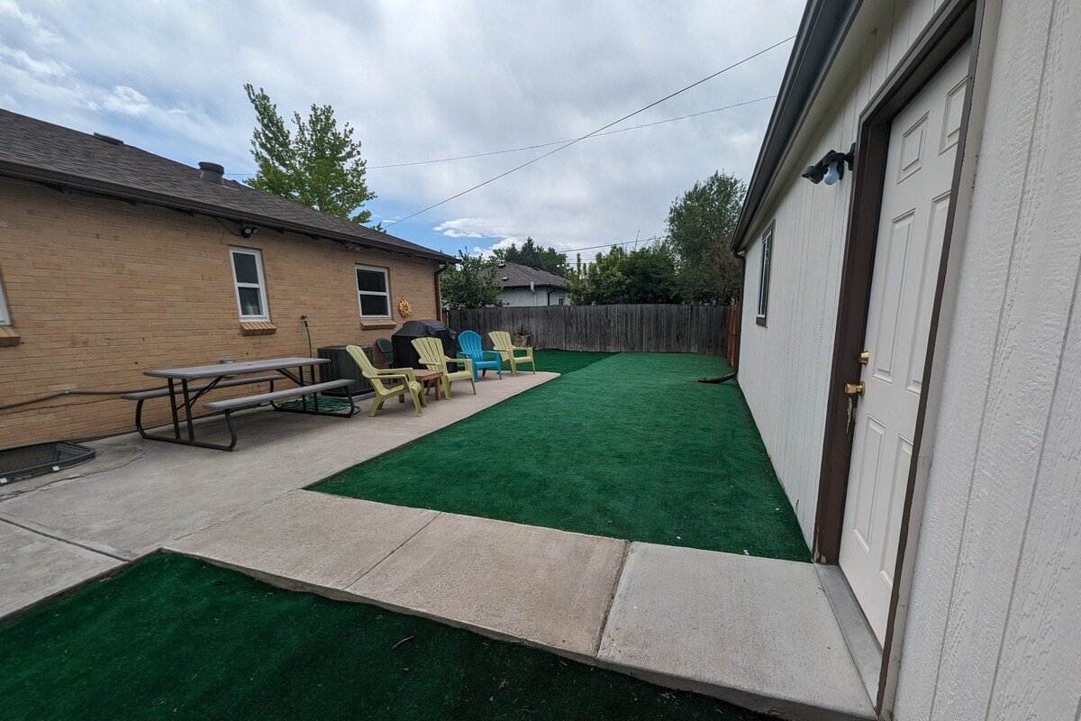 Cheerful private4-bed/2-bath home w/ free parking! gallery image 5