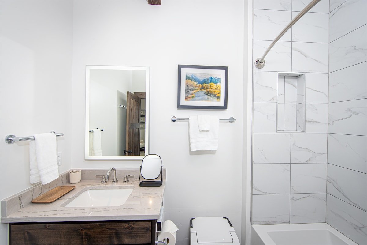 Luxury Ski-In/Ski-Out. Elevator, Game Room, Views! gallery image 3