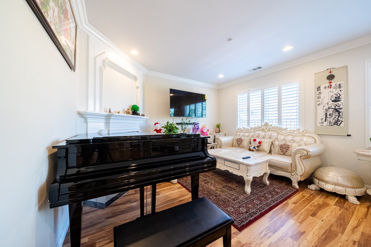 40 ppl 2 houses 13 Bedrooms btw Disney Hollywd