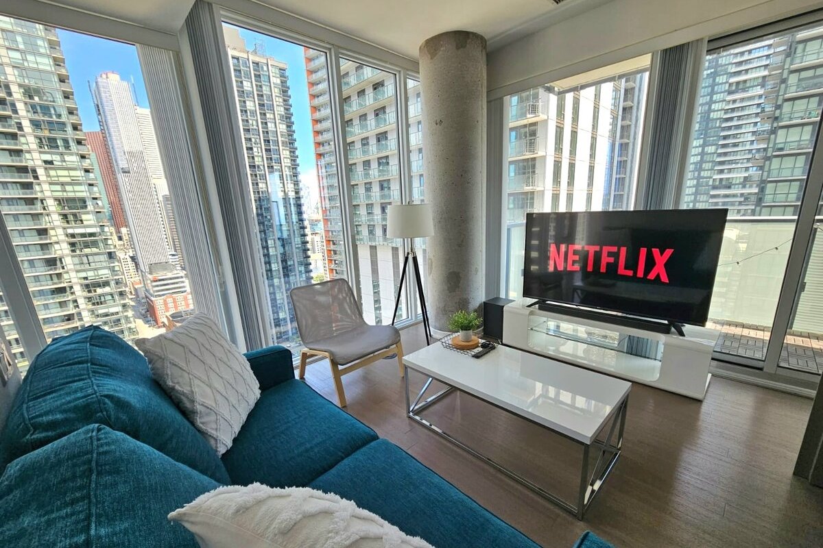 Stylish 2BDR Downtown Toronto Condo w/Balcony+VIEW gallery image 4