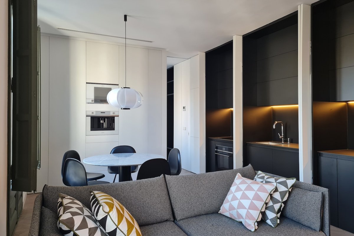 Luxury Living Barcelona 3 BDR – 3 BTH gallery image 2