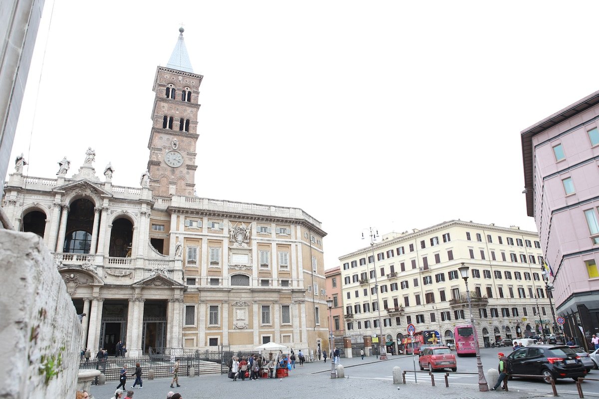 Enjoy apartment luxury in Rome gallery image 4