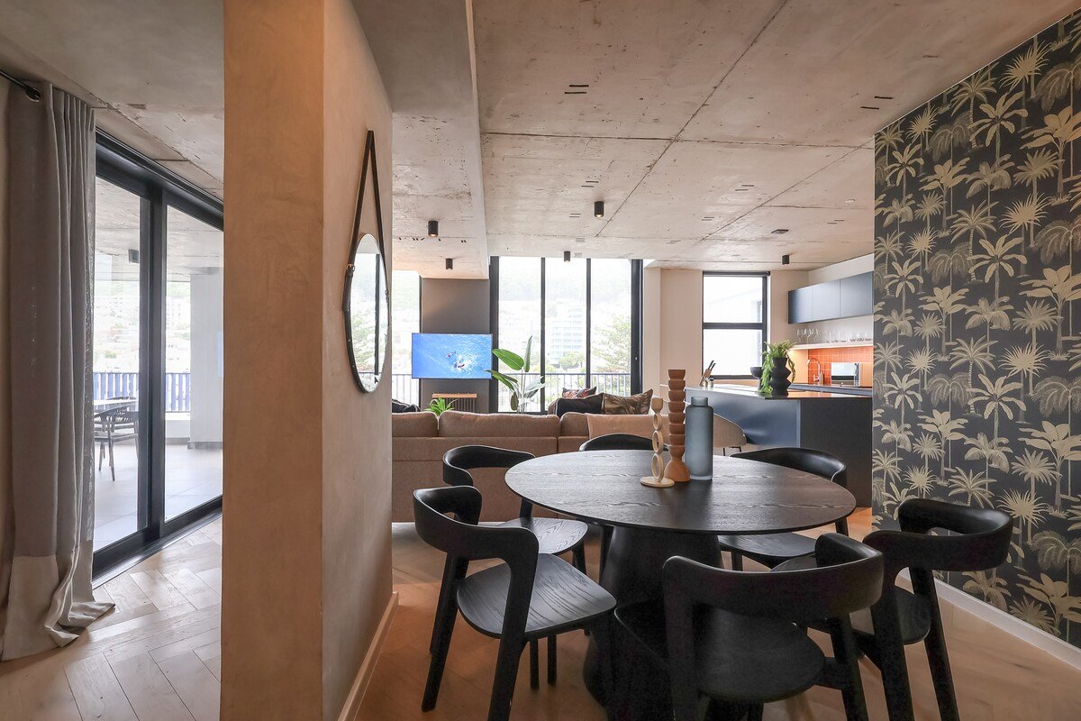 Designer Penthouse, Rooftop Pool and Concierge gallery image 5